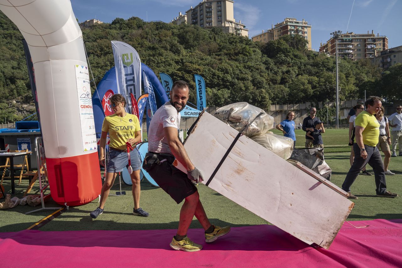 Jose Luis Sañudo Lamela, who won second place in the men’s division, dragged trash he collected to the finish line at the World Plogging Championship.