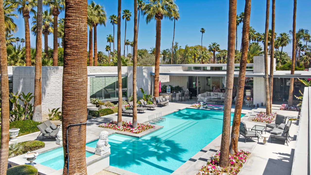 This Palm Springs home is on the market for $7.69 million. DESERT VIEWS PHOTOGRAPHY
